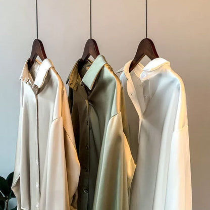 Cultivated Elegant classic blouse with refined silhouette for women | Andrea